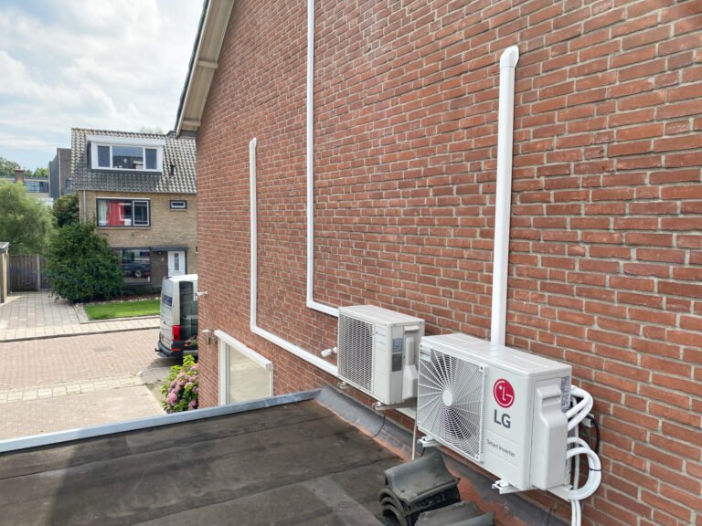 Airco installateur bezig met het installeren van een airconditioning systeem
