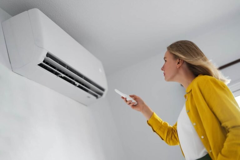 Airco kopen keuzehulp met moderne airconditioning in woonkamer