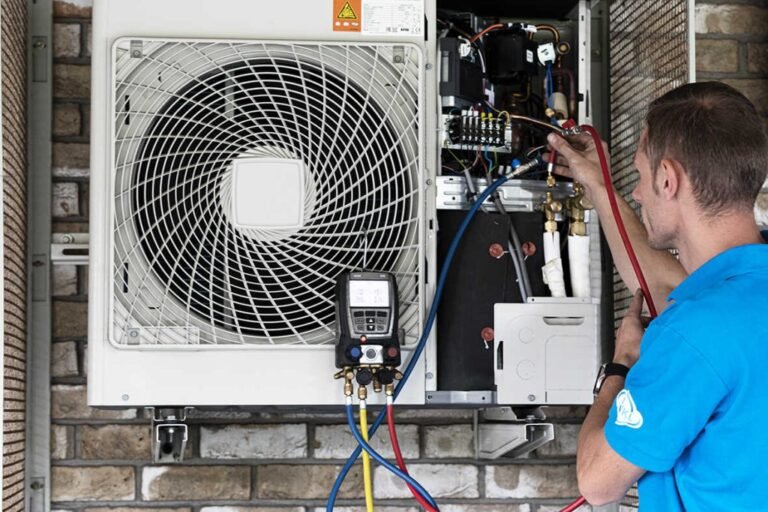 Installatie van airconditioning systeem door airco installateur in huis