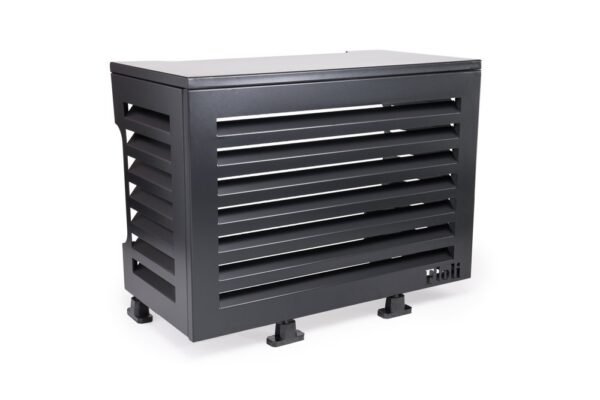Floli airco omkasting van zwart aluminium over een buitenunit, onderhoudsvrije roestbestendige cover met Louvre-afwerking